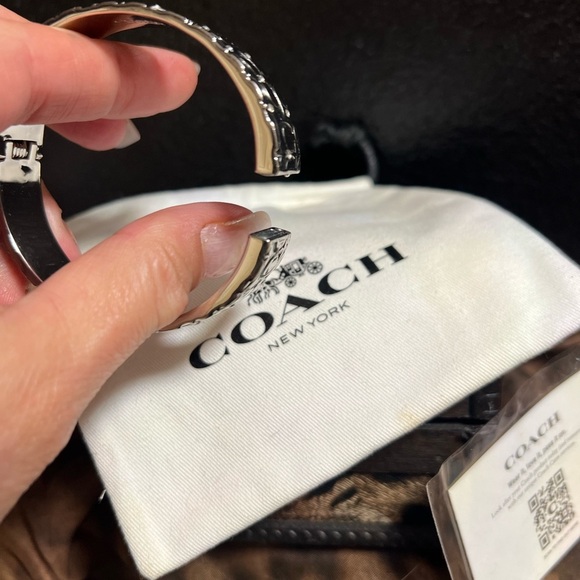 🔥🔥NWOT- AUTHENTIC-COACH-Silver-Tone Crystal Quilted C Bangle Bracelet🔥🔥 - Picture 10 of 14